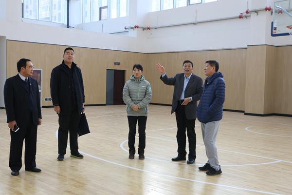 省市领导在校长梁寅峰的陪同下到学校室内篮球馆参观