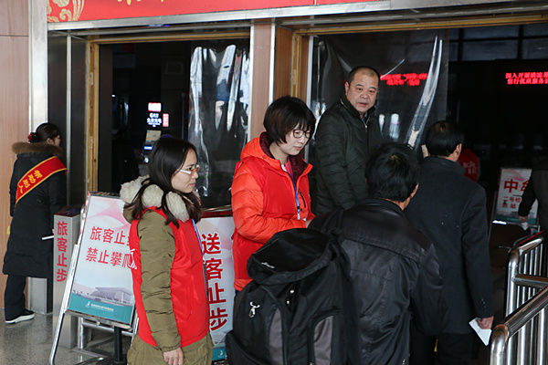 郑州19中教师志愿者来到郑州汽车站开展志愿服务工作