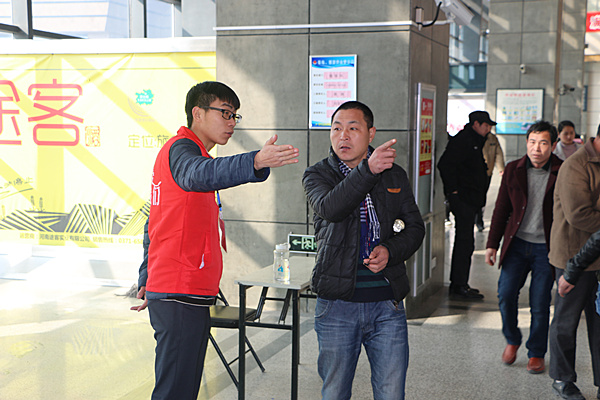 郑州19中青年志愿者帮助旅客进站乘车