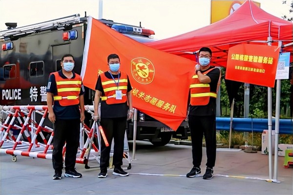 3副校长李伏庆（左）、总务处副主任余东洋（右）在西三环北站助力疫情防控。_副本