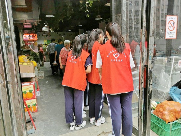 7学生志愿者宣讲《郑州市文明行为促进条例》_副本