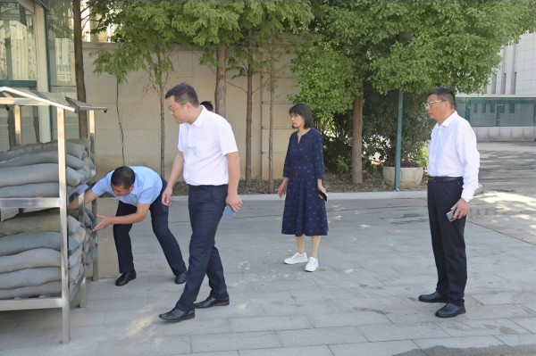 1学校党委书记、校长梁寅峰带领学校干部每月进行校园安全大排查。